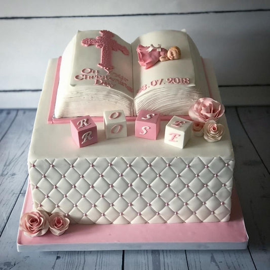 Gâteau avec une bible ouverte